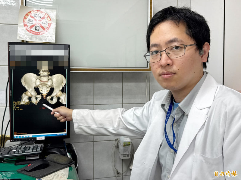 ชายวัย 42 ปีถูกถุงทรายร่วงใส่บาดเจ็บสาหัส สูญเลือด 1/3 และอวัยวะภายในฉีกขาด ทีมแพทย์ผ่าตัดฉุกเฉิน 4 ชั่วโมง ดึงชีวิตกลับมาจาก “ประตูผี”