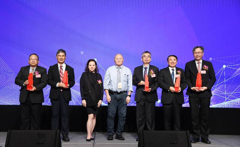 ใช้เพียง 5cc ของเลือด: การรักษาโรคจอประสาทตาเสื่อมด้วยเซลล์ต้นกำเนิด